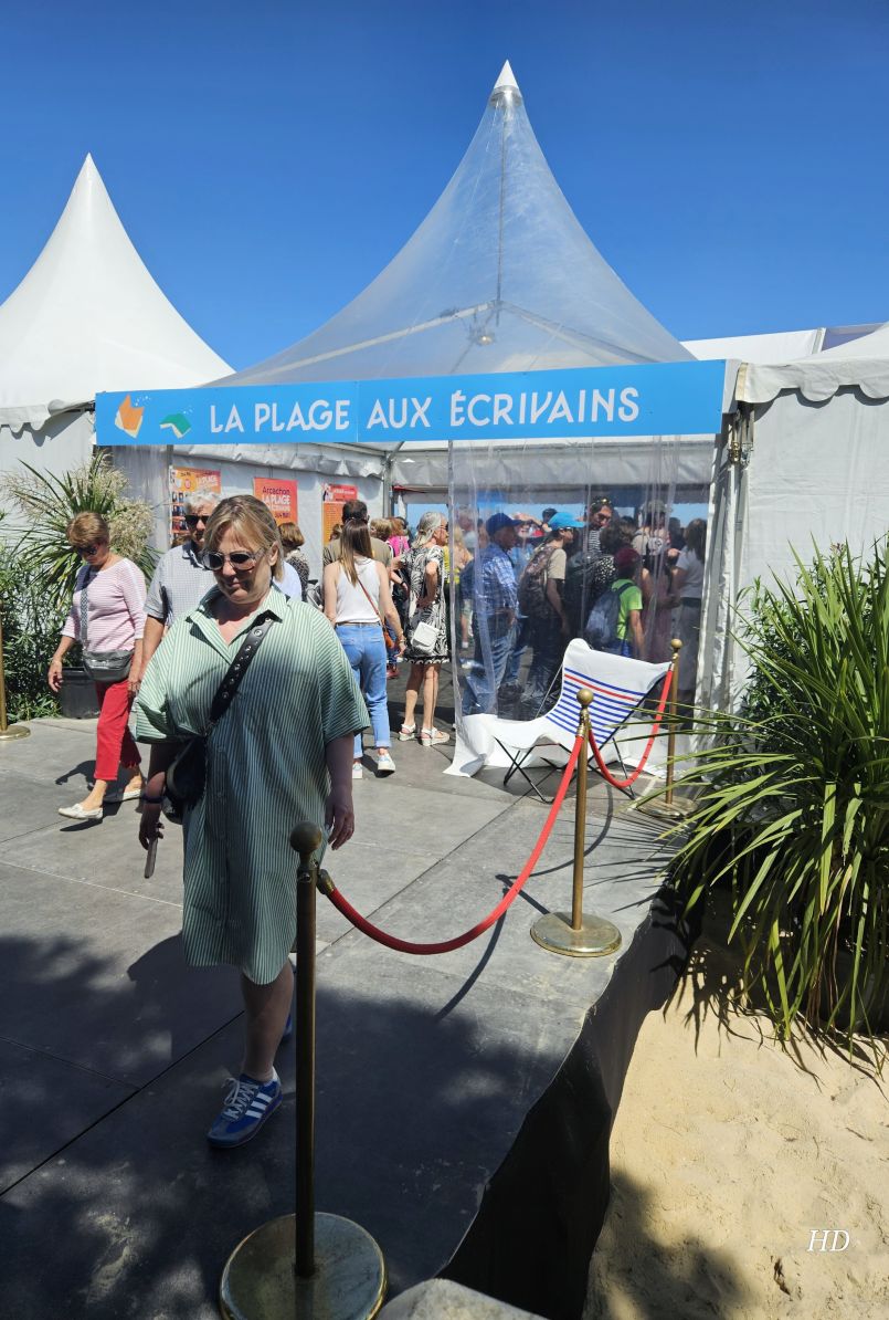 Succs fou le week-end dernier pour la18me dition de 'La Plage aux crivains d'Arcachon', dans l'attente d'un front de mer rhabilit. Interview du maire Yves Foulon et de la Ministre de l'Education Nationale.