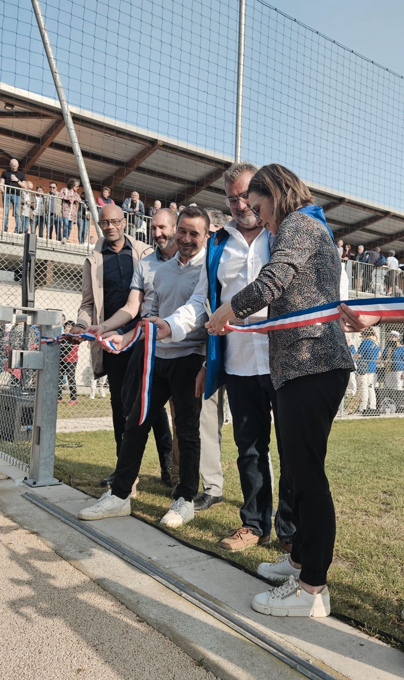 Le nouveau Complexe sportif de Ragueys a t inaugur. Ne manque plus que la grande tribune qui sortira de terre cette fin d'anne.