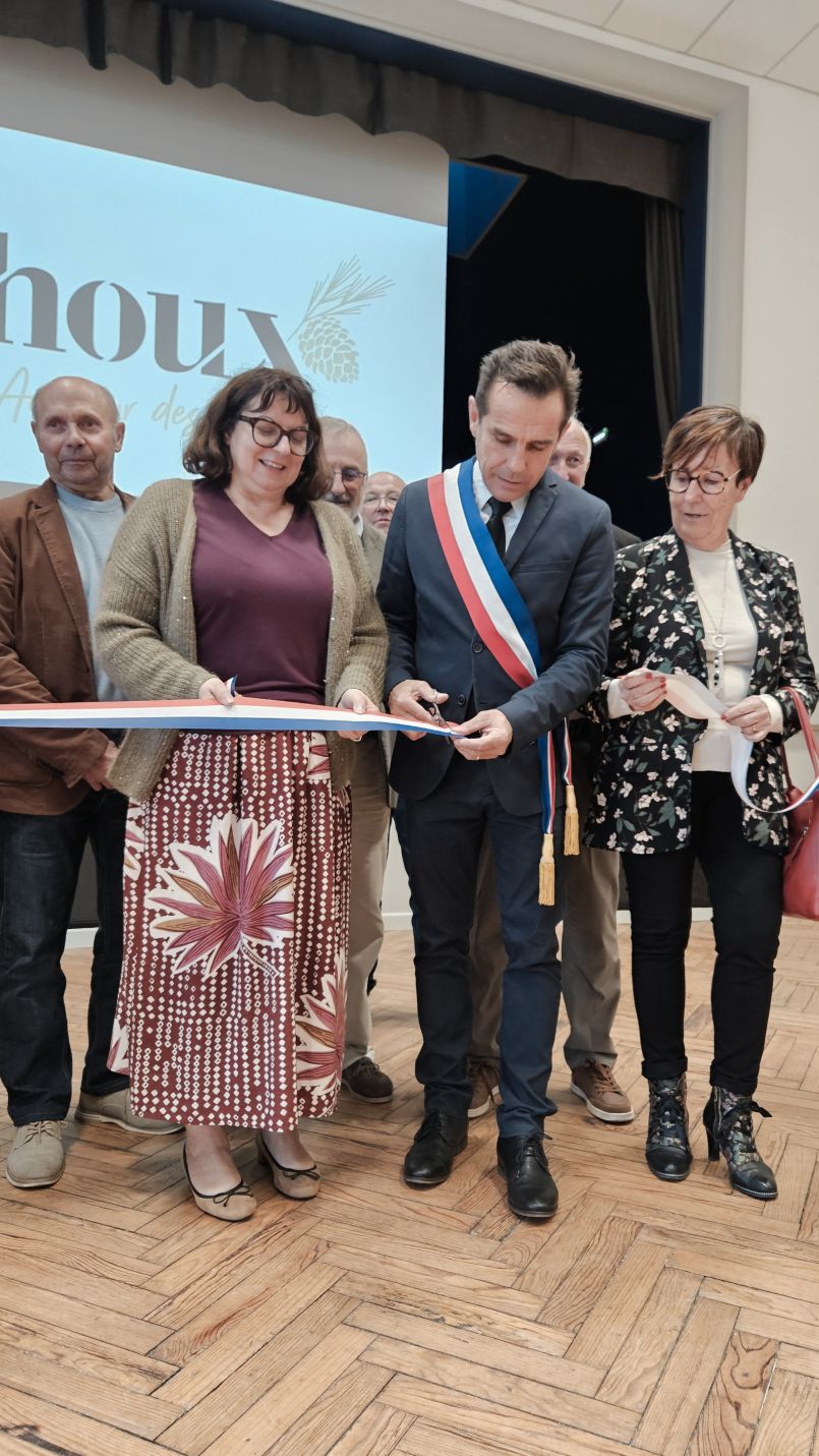 Il fait dsormais bon vivre dans la salle des ftes d'Ychoux, un lieu rhabilite aussi nergtiquement. Les propos du maire Vincent Castagnde.