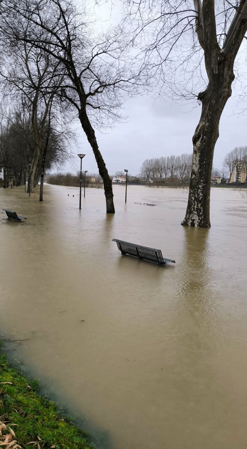 Vigilance orange pour l'Adour des Barthes et la Midouze alors que pr�s de 70 routes sont ferm�es, les crastes satur�es et des milliers de foyers priv�s toujours d'�lectricit� dans les Landes. De nouveaux coups de vents s'annoncent d�s la nuit de mercredi � jeudi avec de forts coefficients de mar�e.
