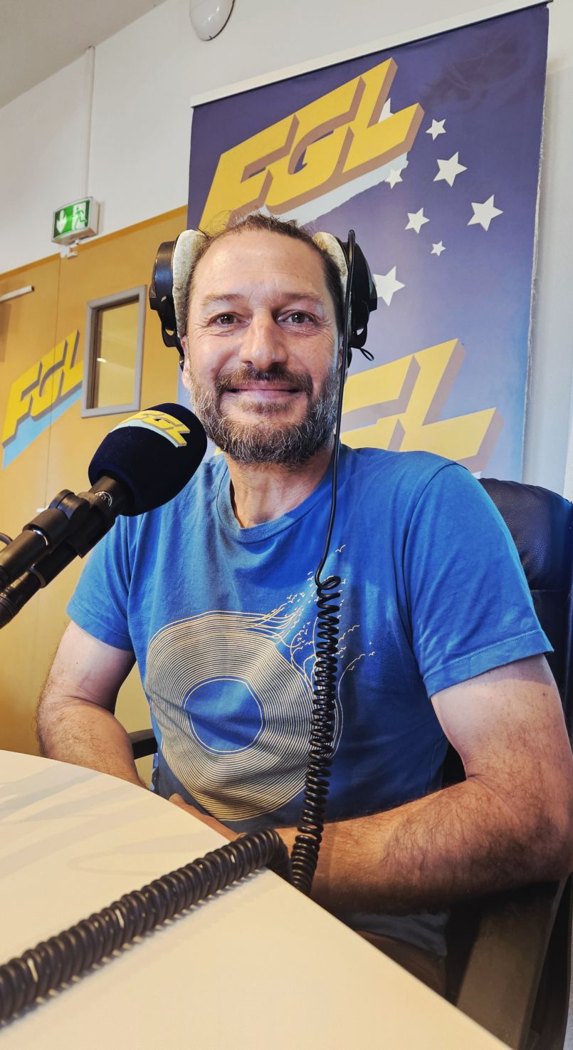 Charpentier � Bias, Guillaume Girard entend faire participer les villageois au levage de la charpente de la future 'Guinguette' des �piciers. Un projet solidaire collectif qui a un vrai sens.