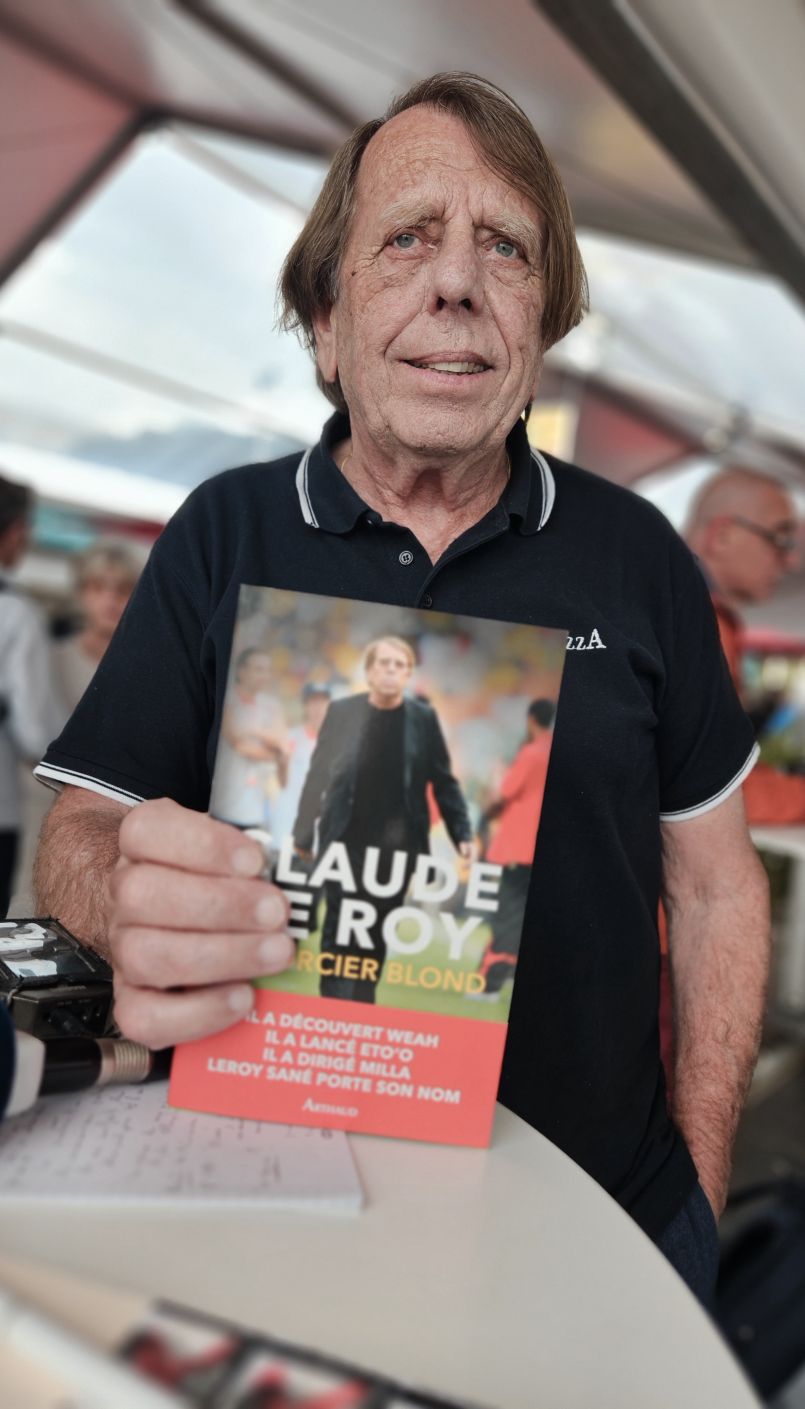 Lors de la 21�me �dition de la 'Plage aux �crivains' d'Arcachon, nous avons rencontr� Claude Leroy (Le Sorcier blond) et Yves Foulon (Maire de la commune)...