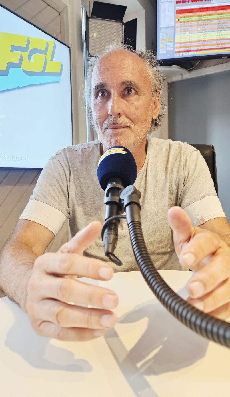 Pourquoi l'�quipe de France de football a-t-elle �chou� en demi-finale du Mondial Am�ricain face � l'Espagne ? Le regard de l'ancien international Thierry Tusseau, aujourd'hui administr� Parentissois.
