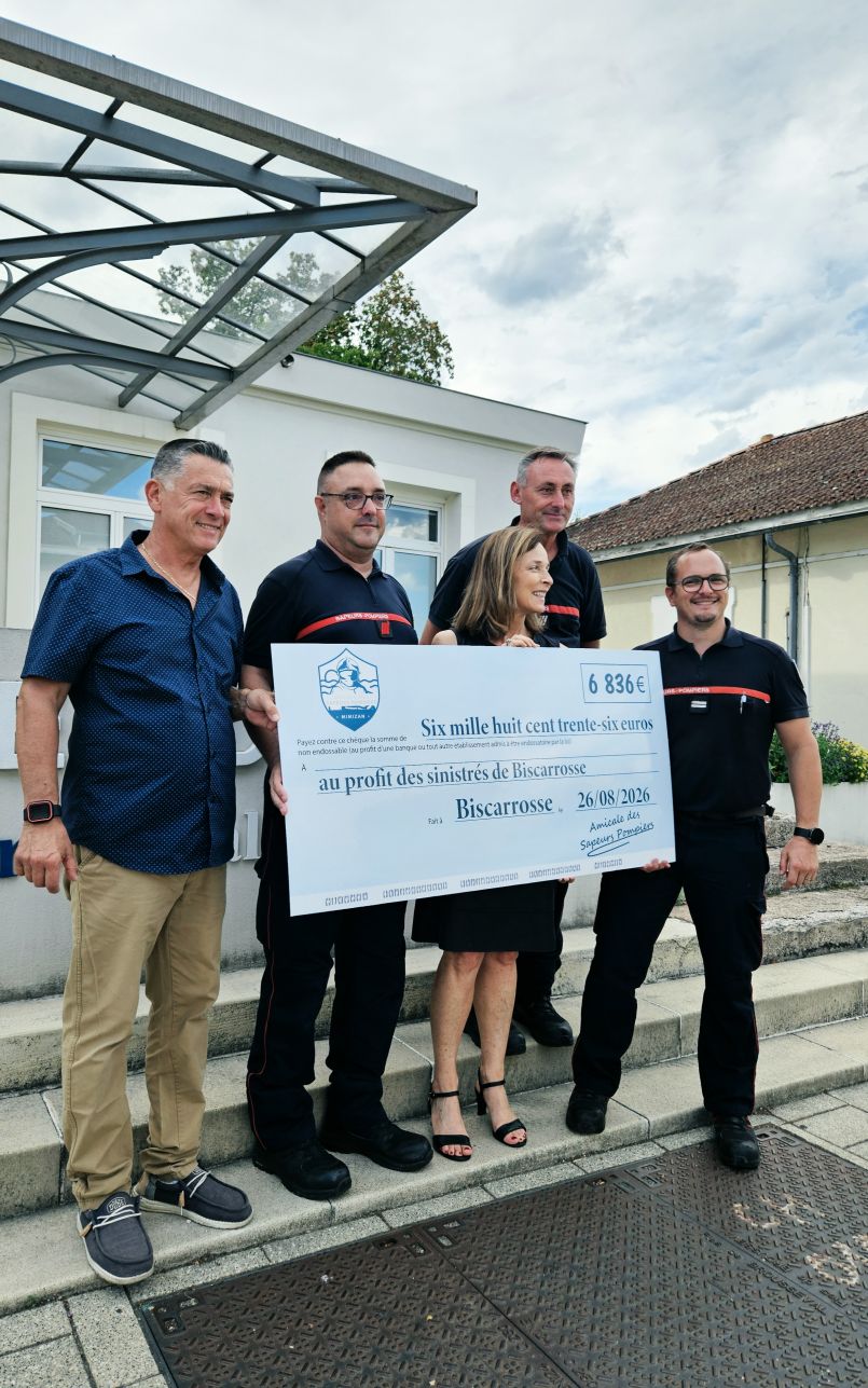 Avec g�n�rosit�, l'Amicale des sapeurs-pompiers de Mimizan a vers� dans la cagnotte des sinistr�s de l'incendie de Biscarrosse un ch�que de 6836 euros 
