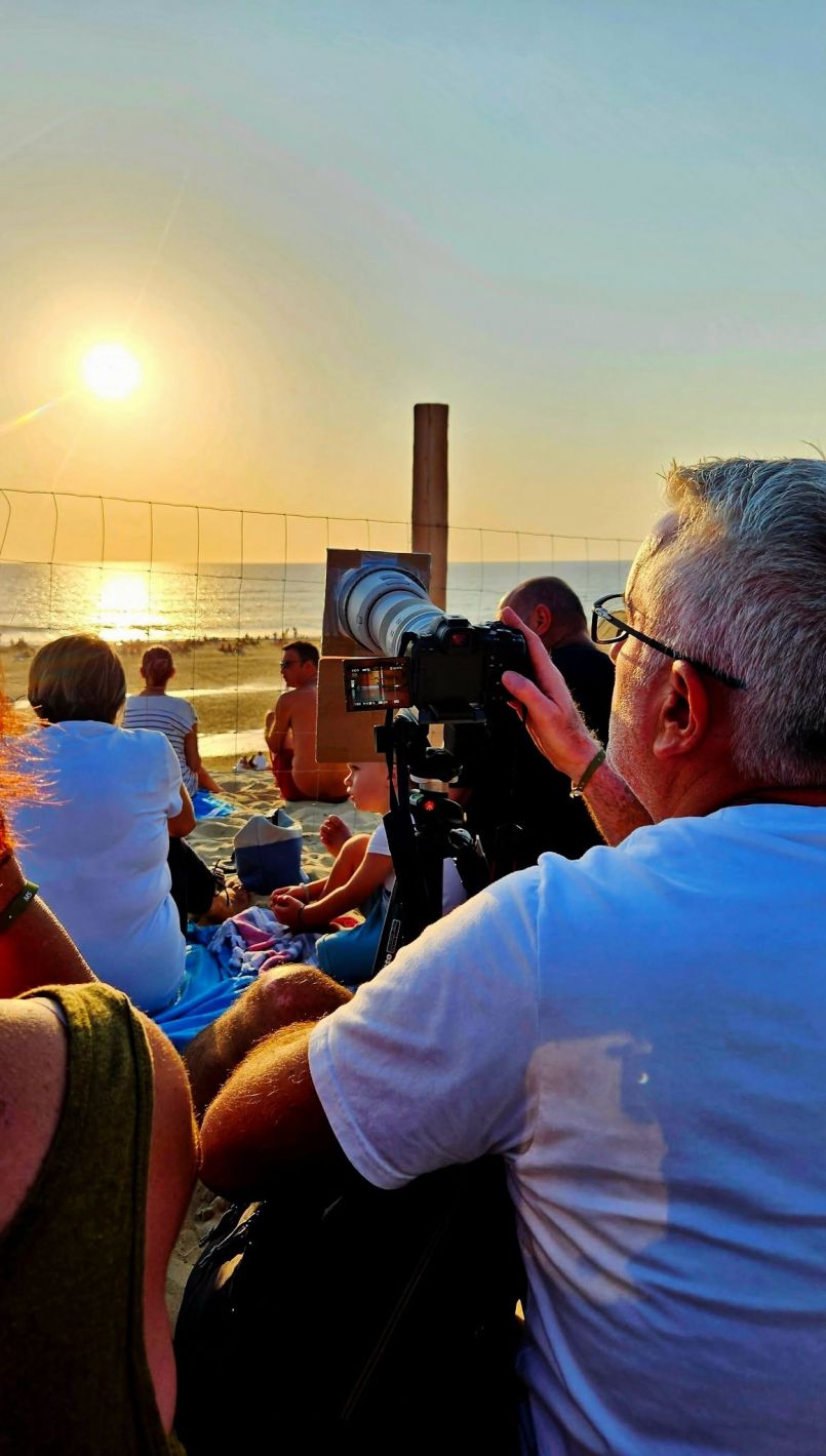 M�me si vous �tes au quotidien 'perch�', vous aviez ce 12 ao�t dans les Landes la t�te � observer l'�clipse...dans les �toiles. Le reportage sur le sable de la r�daction d'FGL.
