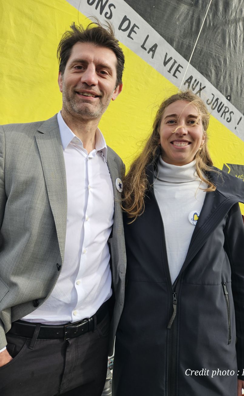 Deux champions, Chlo Trespeuch et Pierre Rabadan, parrainent le nouveau bateau du skipper landais Quentin Vlamynck, aux couleurs des 'Etoiles Filantes'.