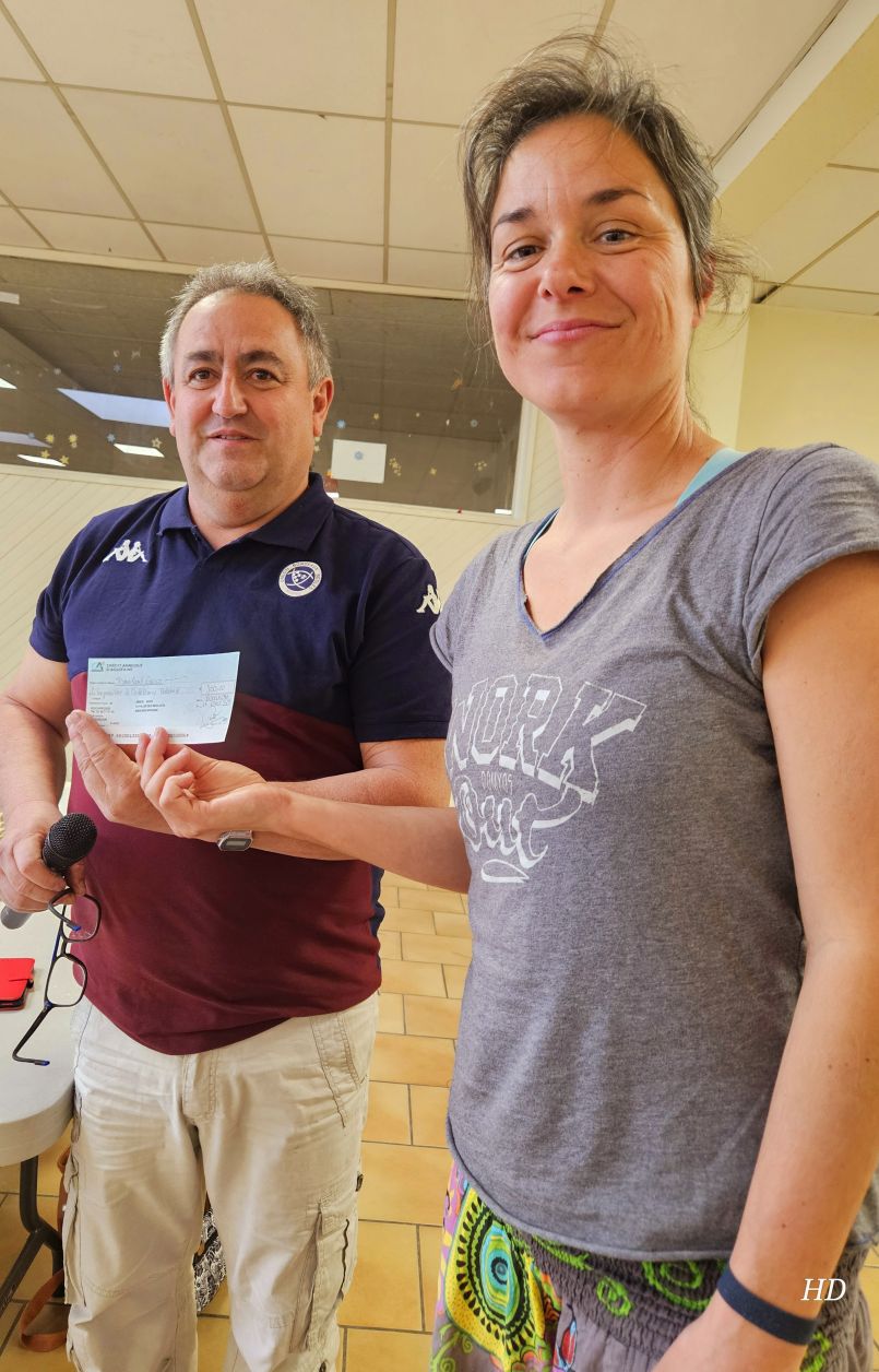Gnreux et solidaires, les membres du BOES aident de nouveau les coles Biscarrossaises et l'Association Ren Vincendeau. Une belle habitude o 4600 ont t distribus.