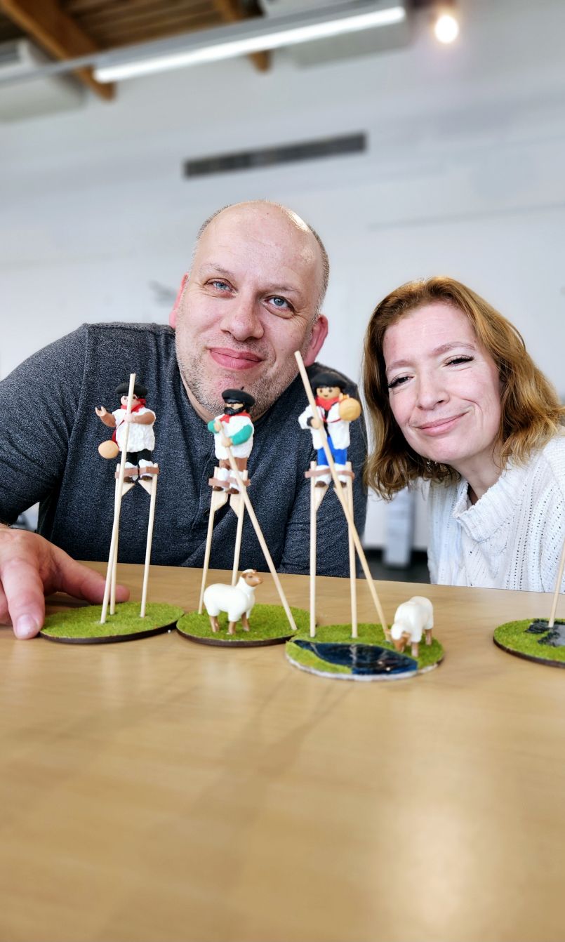 Vincent et Galle, passionns de Playmobil, prsentent leur exposition 'La fte dans le monde'  la salle Maurice Martin de Mimizan. Une immersion colore et festive  dcouvrir gratuitement jusqu'au 27 avril.