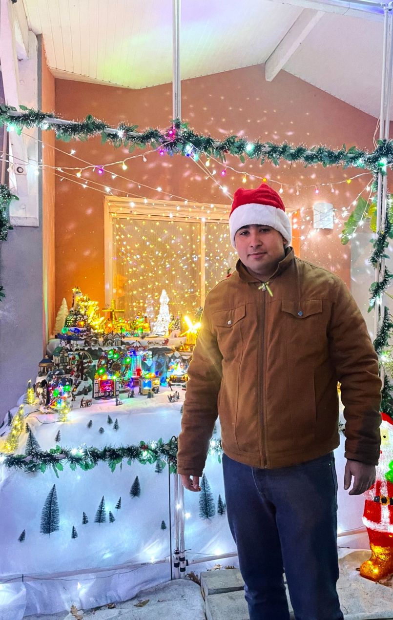 Père Noël, banquise avec pingouins, ours polaire et bonhommes de neige : bienvenue dans le jardin d'Alexandre, ce jeune Biscarrossais de 22 ans passionné de Noël 