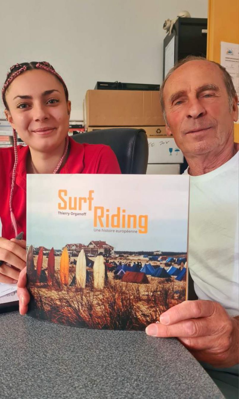 'Surf Riding' l'ouvrage de Thierry Organoff qui retrace l'histoire du surf en Europe. 155 pages à découvrir au travers de diapositives réalisées pendant les 20 ans de carrière de ce journaliste photographe 